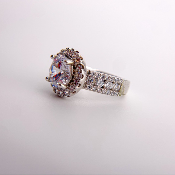 Round Cut Solitaire Halo CZ Ring with Pave and Round Cut Sides. Size 7. - Picture 5 of 9